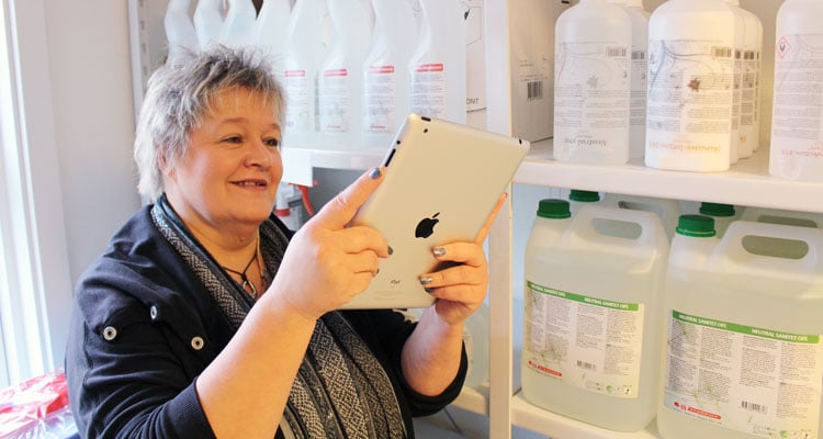 Kvinde holder tablet i hånden 