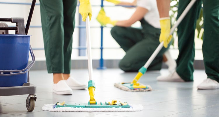 Rengøring af gulvet 