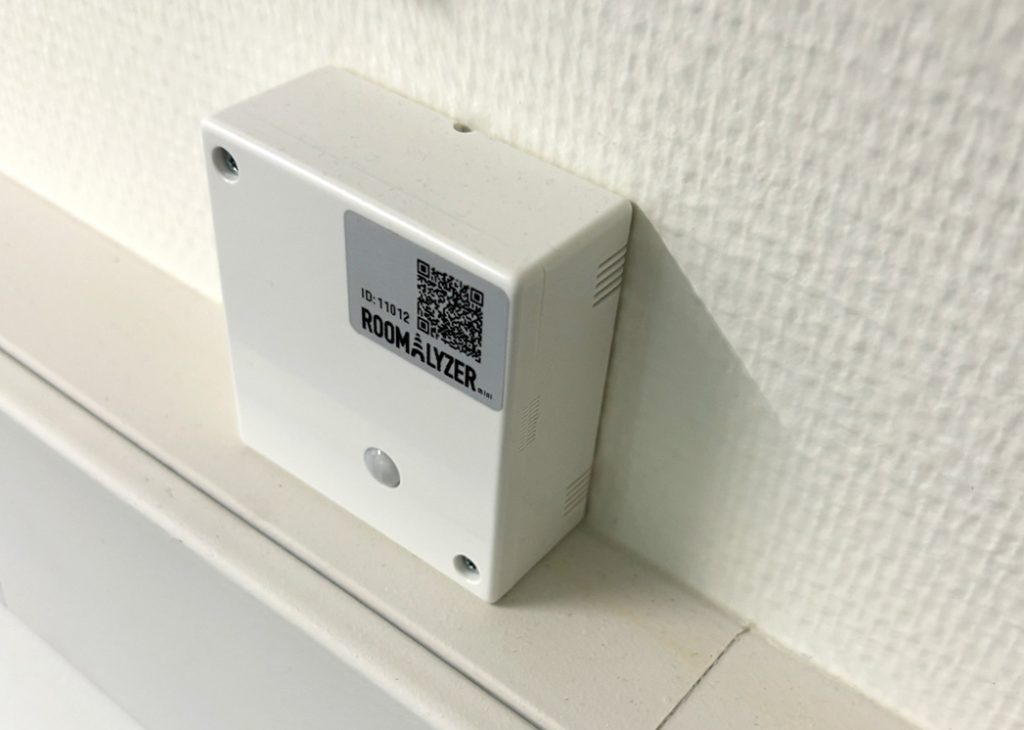 Sensor tæt op af en hvid væg