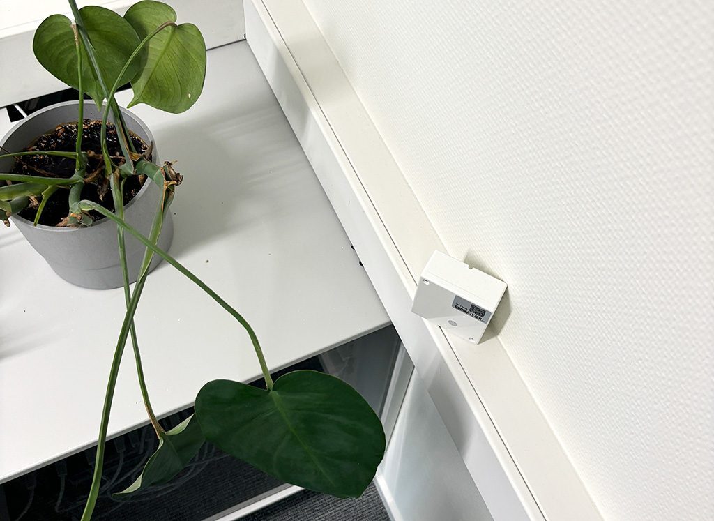 Sensor i et rum tæt op af en plante 