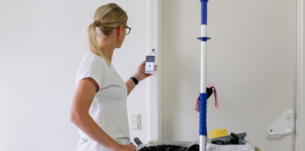 Rengøringsassistent tjekker ind med NFC tag